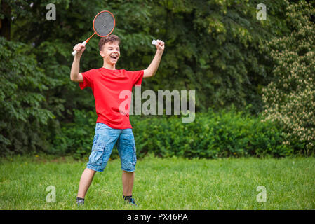 Teen boy playing badminton in posizione di parcheggio Foto Stock