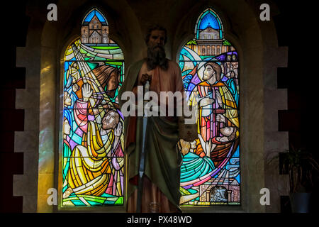 San Paolo chiesa cattolica, Belfast, Irlanda del Nord. Le finestre di vetro macchiate. Ulster, U.K. Foto Stock