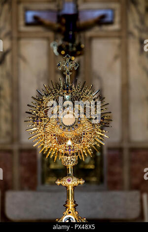 Santo Sacramento visualizzati in san Paolo la Chiesa cattolica, Belfast, Irlanda del Nord. Ulster, U.K. Foto Stock