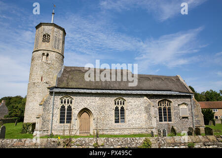 Santa Maria Vergine Chiesa, con la sua torre ottagonale e tetto di paglia navata nel villaggio di Beachamwell, Norfolk, Regno Unito Foto Stock