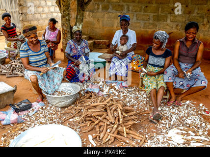 Il gruppo di donne peeling manioca nella periferia di LomÃ©, Togo. Foto Stock