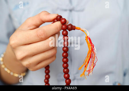 Una donna orante Mala perle, la preghiera buddista perle. Close-up. Ho Chi Minh City. Il Vietnam. Foto Stock