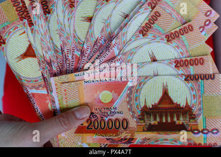 L'inferno di banconote e di altre forme di joss carta. Vung Tau. Il Vietnam. Foto Stock