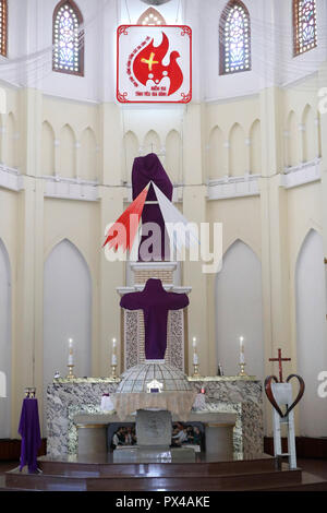 Gia Dinh Chiesa. Una tradizione quaresimale: velare la croce per Passiontide. Il Giovedì Santo. Ho Chi Minh City. Il Vietnam. Foto Stock