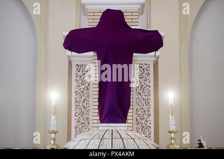 Gia Dinh Chiesa. Una tradizione quaresimale: velare la croce per Passiontide. Il Giovedì Santo. Ho Chi Minh City. Il Vietnam. Foto Stock