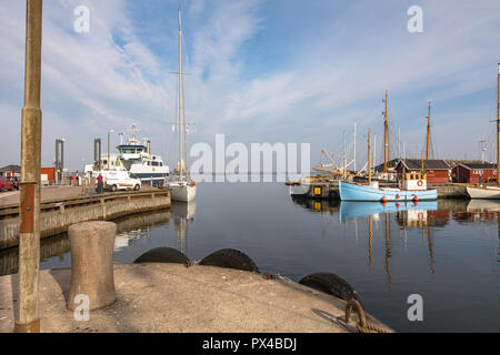 Il porto con il ferry terminal e belle vecchie imbarcazioni a vela presso la baia di Holbaek, una piccola cittadina in Zealand, Danimarca. Foto Stock