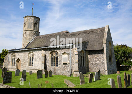 Santa Maria Vergine Chiesa, con la sua torre ottagonale e tetto di paglia navata nel villaggio di Beachamwell, Norfolk, Regno Unito Foto Stock