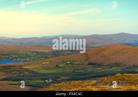 Vista dalla cima del monte Gabriel West Cork in Irlanda in autunno Foto Stock