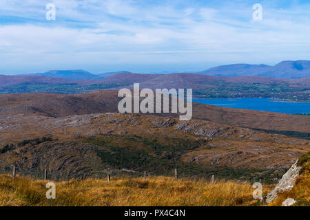 Vista dalla cima del monte Gabriel West Cork in Irlanda in autunno Foto Stock