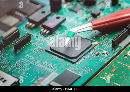 Scheda a circuito stampato con molti componenti elettrici. Foto Stock
