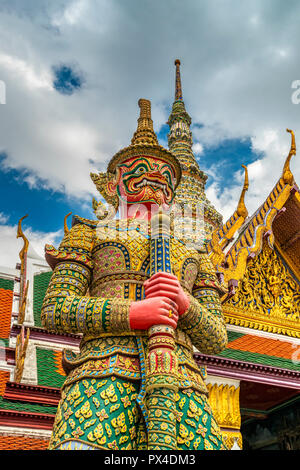 Yaksha gigante custode, Wat Phra Kaew, Bangkok, Thailandia Foto Stock