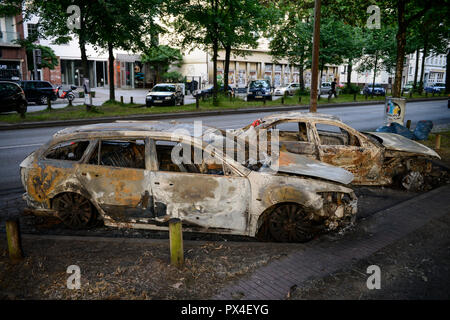 Germania, Amburgo, summit G-20, sommosse, radicali hanno bruciato auto sulle strade / Deutschland, Amburgo, G20 Gipfel in Amburgo, Randale, abgebrannte Autos Foto Stock