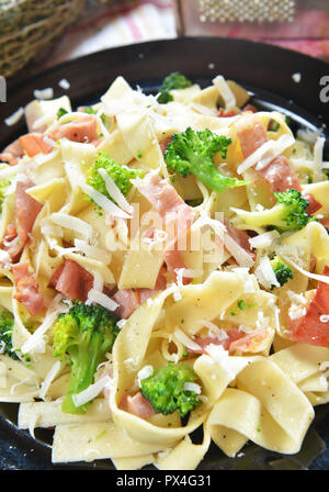 Tagliatelle con broccoli e prosciutto Foto Stock