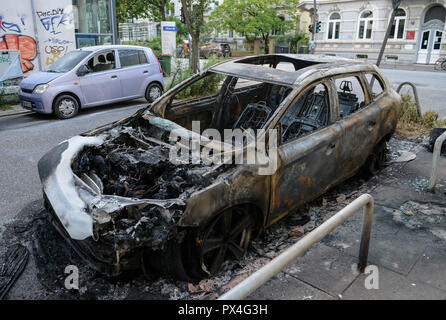 Germania, Amburgo, summit G-20, sommosse, radicali hanno bruciato auto sulle strade / Deutschland, Amburgo, G20 Gipfel in Amburgo, Randale, abgebrannte Autos Foto Stock