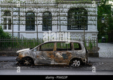 Germania, Amburgo, summit G-20, sommosse, radicali hanno bruciato auto sulle strade / Deutschland, Amburgo, G20 Gipfel in Amburgo, Randale, abgebrannte Autos Foto Stock