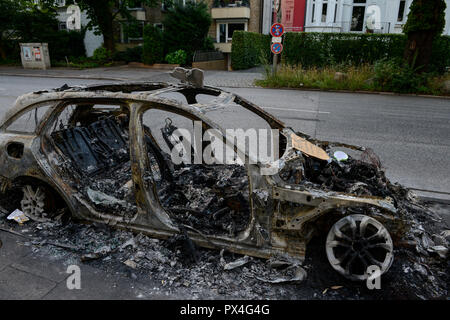 Germania, Amburgo, summit G-20, sommosse, radicali hanno bruciato auto sulle strade / Deutschland, Amburgo, G20 Gipfel in Amburgo, Randale, abgebrannte Autos Foto Stock