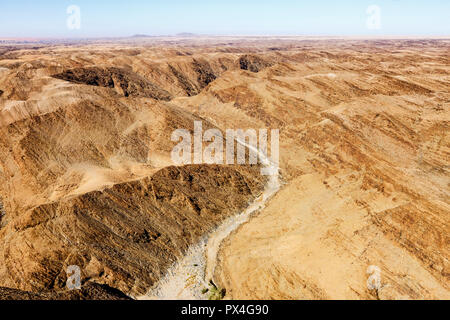 Vista aerea, secco fiume Kuiseb si snoda attraverso il canyon Kuiseb Canyon, Namib-Naukluft National Park, Namibia Foto Stock