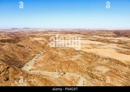 Vista aerea, secco fiume Kuiseb si snoda attraverso il canyon Kuiseb Canyon, Namib-Naukluft National Park, Namibia Foto Stock