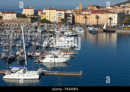 Ajaccio porto. Paesaggio urbano costiero con yacht e imbarcazioni da diporto, Corsica, Francia Foto Stock