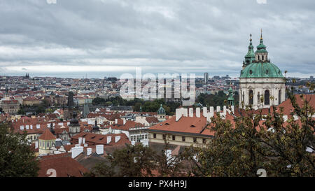 St Nicholas cupola da giardino del castello di Praga Foto Stock