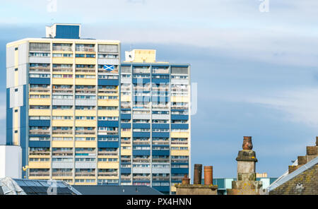 Consiglio di alloggi sociali a torre con si intraversa bandiera scozzese visualizzato sul balcone, Couper Street, Leith, Edimburgo, Scozia, Regno Unito Foto Stock