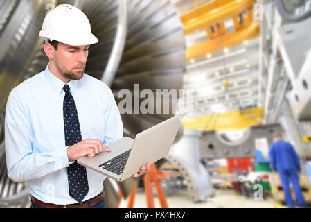 Engineer la costruzione di turbine a gas in un moderno stabilimento industriale Foto Stock