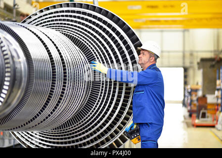 Lavoratori la fabbricazione di turbine a vapore in una fabbrica industriale Foto Stock