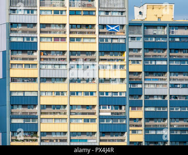 Consiglio di alloggi sociali a torre con si intraversa bandiera scozzese visualizzato sul balcone, Couper Street, Leith, Edimburgo, Scozia, Regno Unito Foto Stock