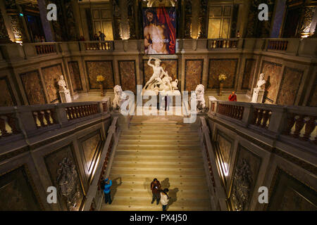 Interno, scale e statua nella sala principale del Kunsthistorisches Museum (Museo di Storia dell'arte). È stato aperto nel 1891. Vienna Austria, Europa Foto Stock