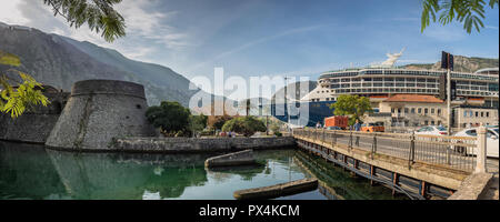 Fortezza di Cattaro parte inferiore con cruiseship, Montenegro Foto Stock