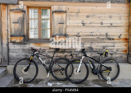 Engstlenalp, Svizzera - 4 August 2018: mountain bike nella parte anteriore di uno chalet a Engstlenalp su Engelberg sulle alpi svizzere Foto Stock