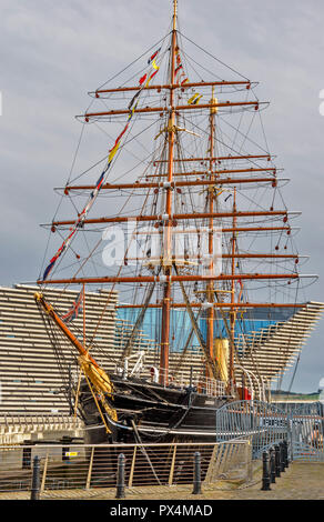 RSS DISCOVERY NAVE AL POSTO DI ORMEGGIO AL DI FUORI DEL V UN DESIGN MUSEUM DUNDEE Scozia Scotland Foto Stock