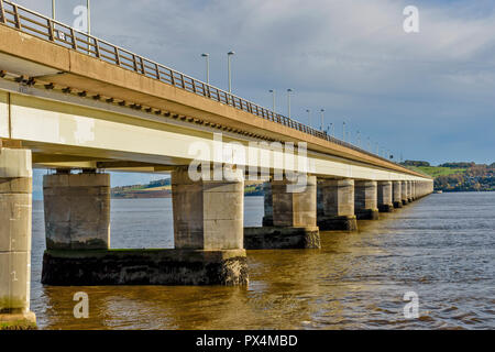 TAY ROAD BRIDGE sul lato di Dundee del Tay estuario guardando verso newport on tay nella contea di Fife Foto Stock