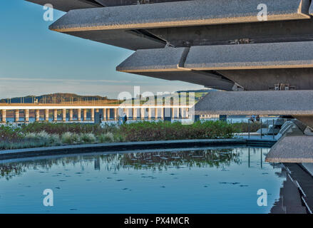 V E UN MUSEO DEL DESIGN DUNDEE SCOZIA UN POOL E IL TAY ROAD BRIDGE Foto Stock