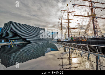 V E UN MUSEO DEL DESIGN DUNDEE Scozia la mattina presto riflessioni la costruzione e la scoperta della nave Foto Stock