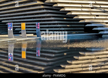 V E UN MUSEO DEL DESIGN DUNDEE Scozia entrata riflessi e tre poster Foto Stock