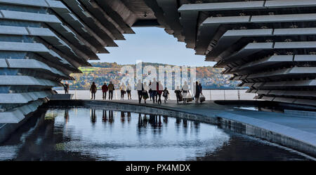 V E UN MUSEO DEL DESIGN DUNDEE Scozia la gente si riflette in una piscina sotto il portone e case di newport on tay A DISTANZA Foto Stock