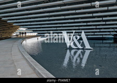 V E UN MUSEO DEL DESIGN DUNDEE Scozia il portone e piscina con riflessioni di segno Foto Stock