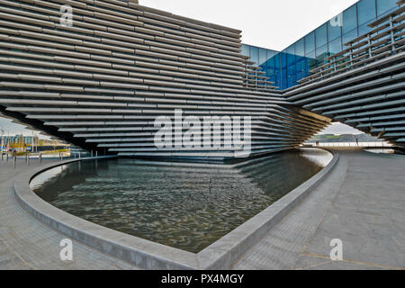 V E UN MUSEO DEL DESIGN DUNDEE Scozia le finestre ad arco e la piscina Foto Stock