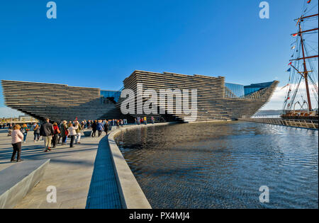 V E UN MUSEO DEL DESIGN DUNDEE Scozia la costruzione e la mattina i visitatori Foto Stock