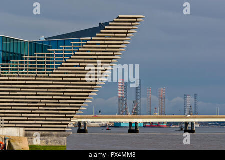 V E UN MUSEO DEL DESIGN DUNDEE Scozia la prua dell'edificio che domina il TAY ESTUARIO E TAY ROAD BRIDGE Foto Stock