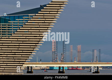 V E UN MUSEO DEL DESIGN DUNDEE Scozia la prua dell'edificio che domina il TAY estuario ponte stradale e Waterfront Foto Stock