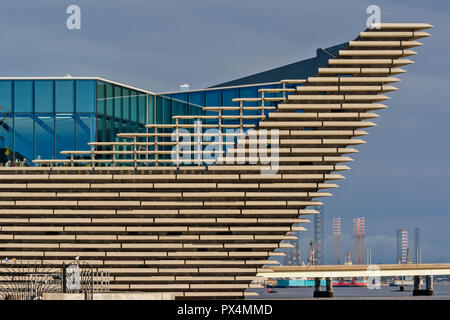 V E UN MUSEO DEL DESIGN DUNDEE Scozia la prua dell'edificio che domina il TAY Road Bridge e il lungomare Foto Stock