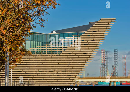 V E UN MUSEO DEL DESIGN DUNDEE Scozia la prua si affaccia il TAY ESTUARIO E TAY ROAD BRIDGE IN AUTUNNO Foto Stock