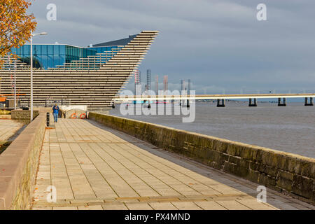 V E UN MUSEO DEL DESIGN DUNDEE Scozia la prua si affaccia il TAY ESTUARIO E TAY ROAD BRIDGE Foto Stock