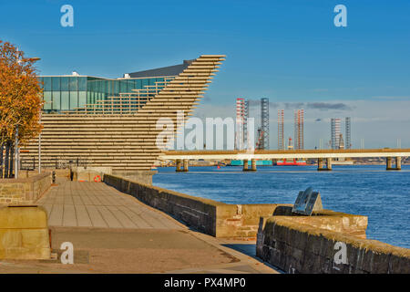 V E UN MUSEO DEL DESIGN DUNDEE Scozia la prua si affaccia il TAY ESTUARIO E WATERFRONT IN AUTUNNO Foto Stock