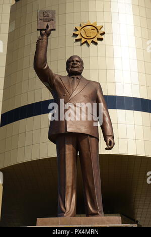 Denkmal des Sam Nujoma, vor dem Unabhängigkeits-Gedenkmuseum, a Windhoek, Namibia, Afrika Foto Stock