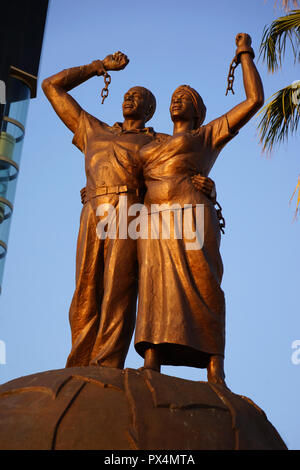 Genozid-Denkmal, links das Unabhängigkeitsmuseum, a Windhoek, Namibia, Afrika, Windhoek Foto Stock