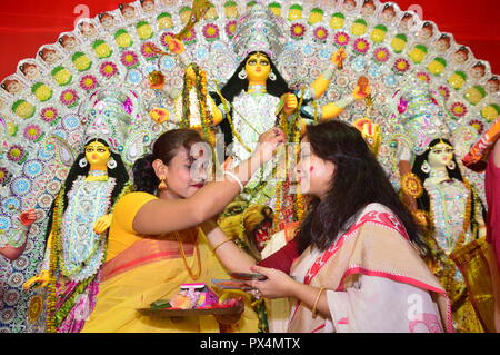 Durga Puja / Navratri in Kolkata, India termina con la celebrazione di 'Sindoor Khela'. ('Vermillion gioco"). Donne indù appositamente bengali donne cospargere e Foto Stock