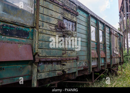 Rot, ruggine e degrado di alcuni vintage in legno di carri ferroviari presso East Somerset Railway in Cranmore, Somerset, Inghilterra, Regno Unito Foto Stock